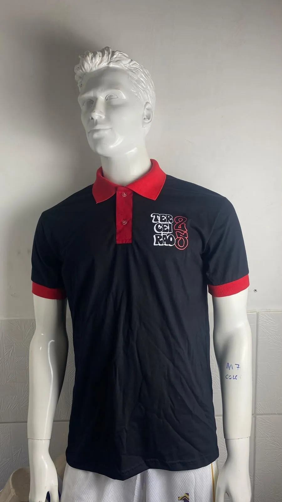 Camisa polo preta com gola vermelha do terceirão