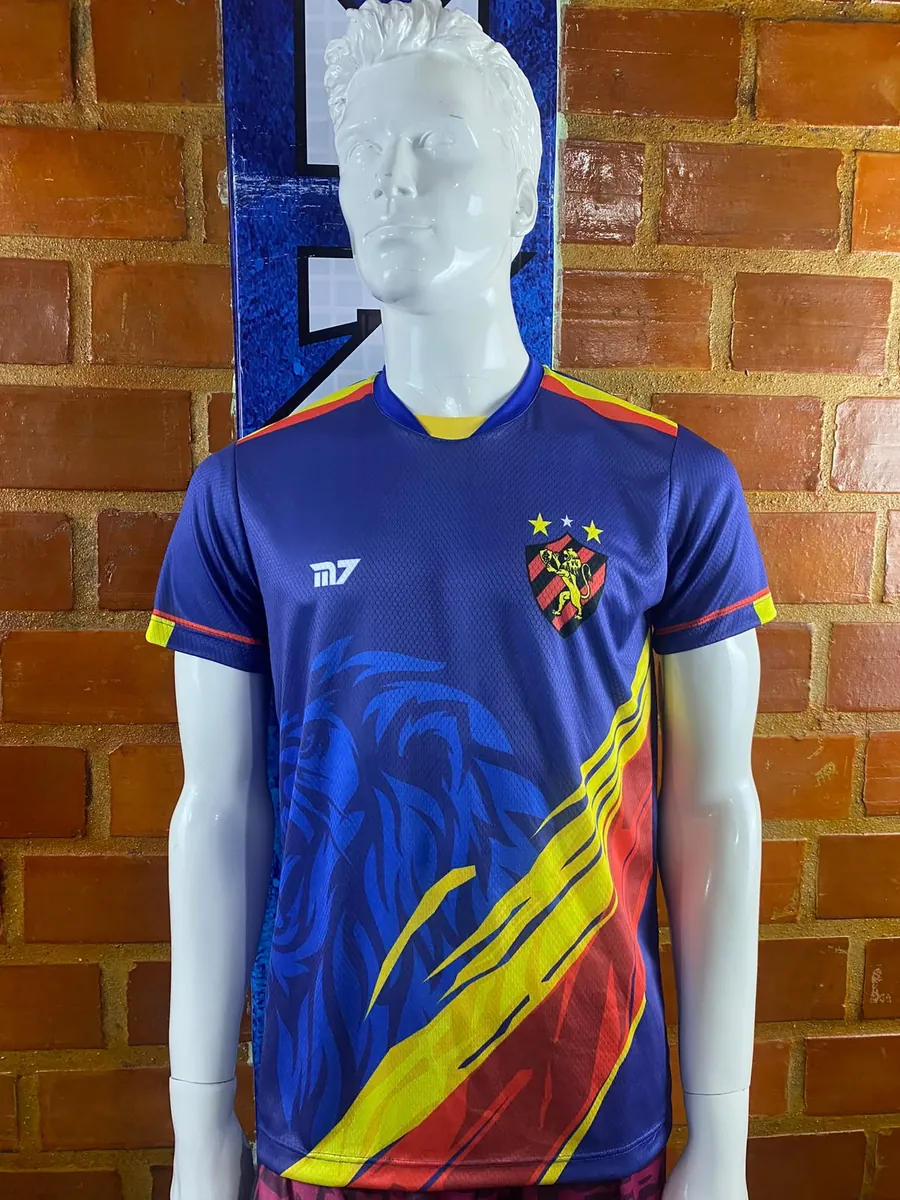 Camisa de torcida azul com leão e faixas amarela e vermelha