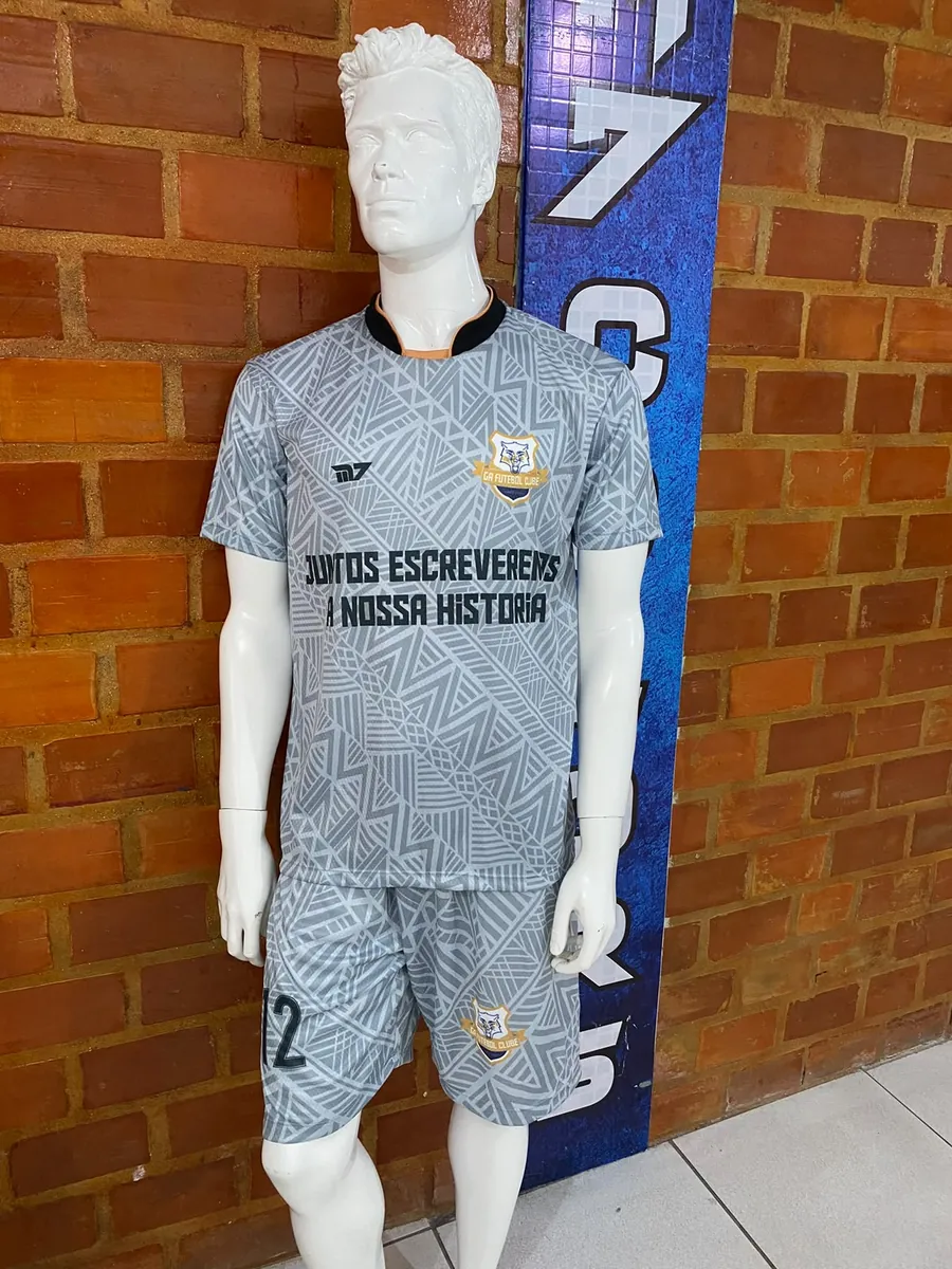 Uniforme cinza estampado com frase do time na camisa