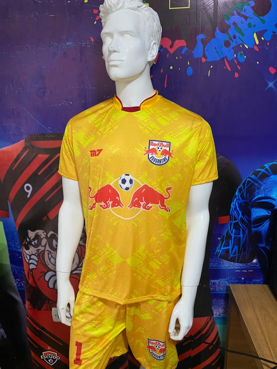 Uniforme amarelo de goleiro, camisa e calção